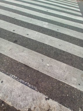 Beyaz yıpranmış boya ile perspektif olarak kaldırım dokusunun kesişmesi