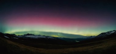 Aurora Borealis 'in gece panoramik fotoğrafı