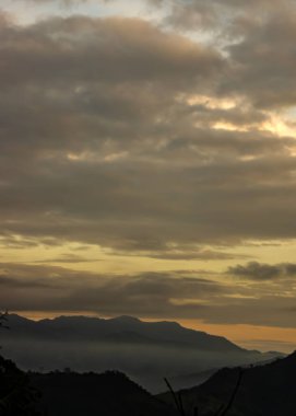 Güney Amerika dağları üzerinde gün batımı, bulutlu gökyüzü