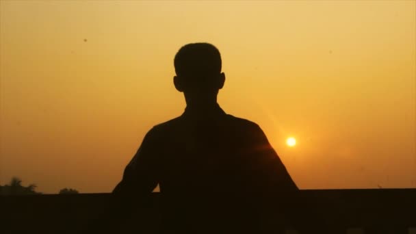 Niño Musulmán Está Rezando Allah Por Perdón Las Imágenes Vídeo — Vídeos de Stock