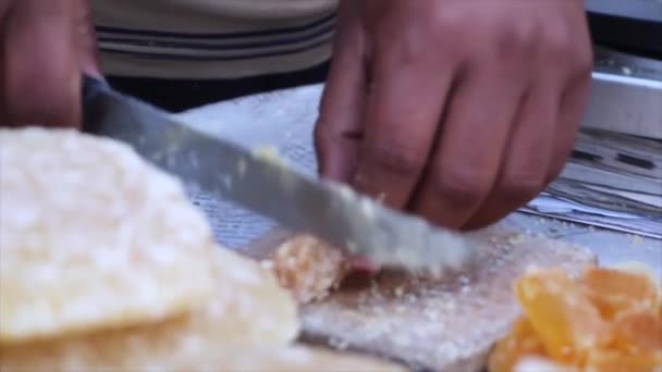 전통적인 과자를 슬라이스하는 사람의 클로즈업 수없는 과자를 만드는 메스머라이징 클로즈업 — 비디오