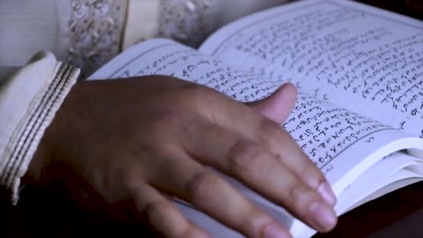 Uomo Che Volge Pagine Urdu Vecchio Libro Traduce Storia Islamica — Video Stock