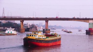Dhaka 'daki Buriganga Nehri' nde gün batımında, Bangladeş 'teki vapur teknelerinin güzel manzarası.. 