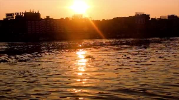 Flusslandschaft Schöner Roter Himmel Sonniger Tag Flussstadt Schöne Abendaufnahme Der — Stockvideo