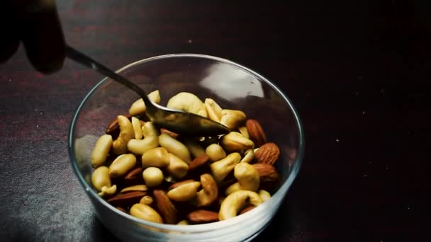Kacang Mete Kering Gelas Dekat Meja Spoon Mengambil Seluruh Kacang — Stok Video