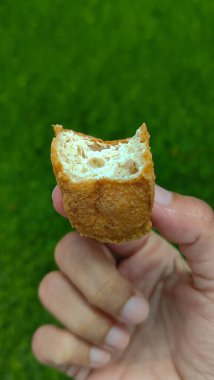 Yeşil arkaplanda tofu var.