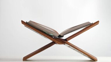 Kuran okumak için ahşap büfe