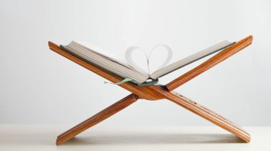 Kuran okumak için ahşap büfe