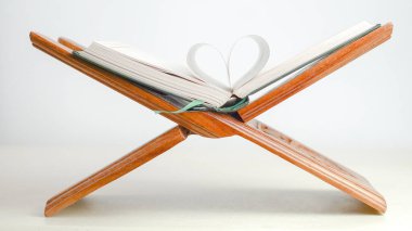 Kuran okumak için ahşap büfe