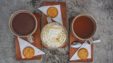 Köpüklü sütlü kahve, sıcak çay, bisküvili sıcak çikolata.