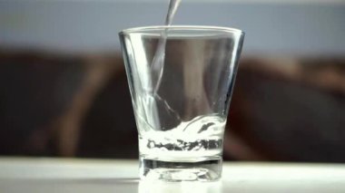 Bir bardağa su dök.