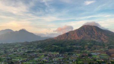 Kintamani Köyü, Bali 'de güzel dağ manzaraları yükseliyor.