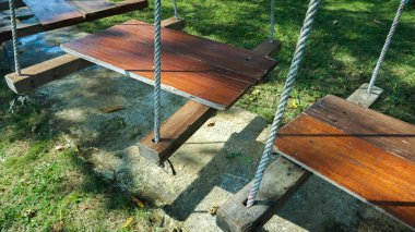 Kahverengi ağaçtan yapılmış açık hava çocuk oyun alanı