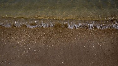 Kıyı şeridi, beyaz kumlu mavi plajlar.