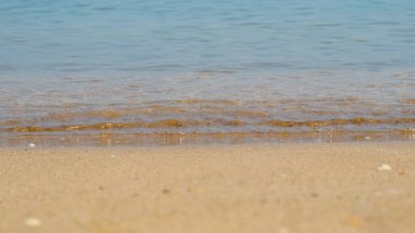 Kıyı şeridi, beyaz kumlu mavi plajlar.