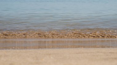 Kıyı şeridi, beyaz kumlu mavi plajlar.