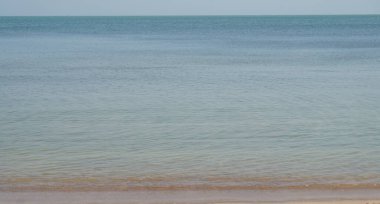 Kıyı şeridi, beyaz kumlu mavi plajlar.