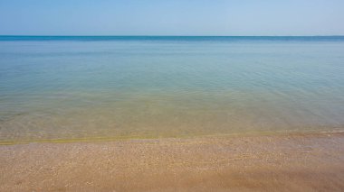 Kıyı şeridi, beyaz kumlu mavi plajlar.