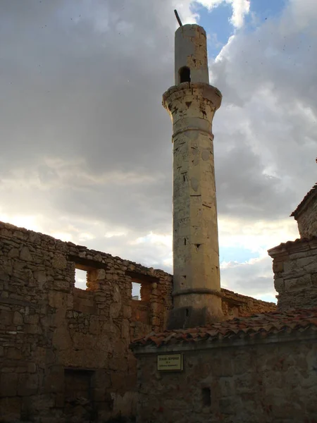 Стара Храмова Вежа Вкрита Хмарами — стокове фото