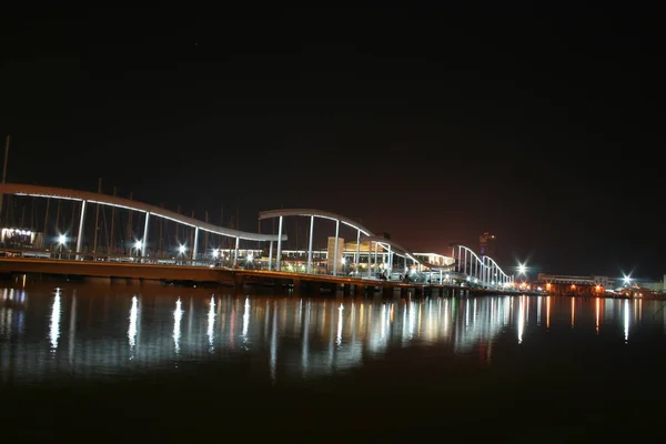 Deslumbrante Puente Brilla Luz Luna Proyectando Reflejo Sobre Las Tranquilas — Foto de Stock