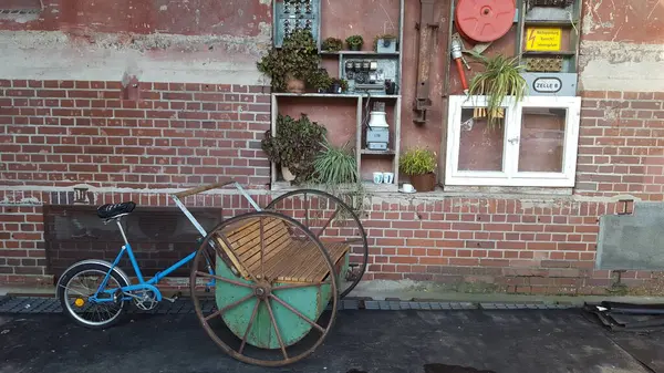 Vélo Bleu Vif Repose Côté Bâtiment Brique Robuste Son Cadre — Photo