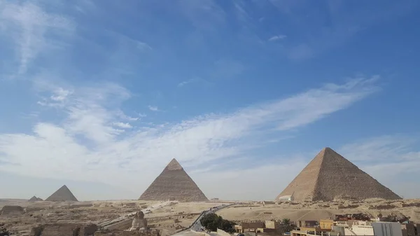 Πυραμίδες Της Γκίζας Στέκονται Ψηλές Στο Βάθος Μεγαλοπρεπείς Και Δέος — Φωτογραφία Αρχείου