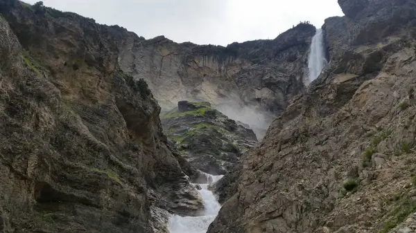 Ein Atemberaubender Wasserfall Stürzt Die Felswand Einer Tiefen Grünen Schlucht — Stockfoto