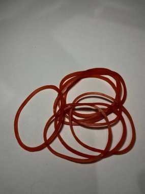 Renkli lastik bantların yakın plan fotoğrafı..