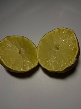 Limon dilimi beyaz arkaplanda izole