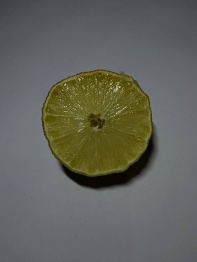 limon beyaz arkaplanda izole