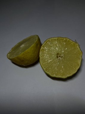 Siyah arka planda limon ve limon.