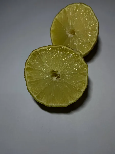Färsk Grön Citron Vit Bakgrund — Stockfoto
