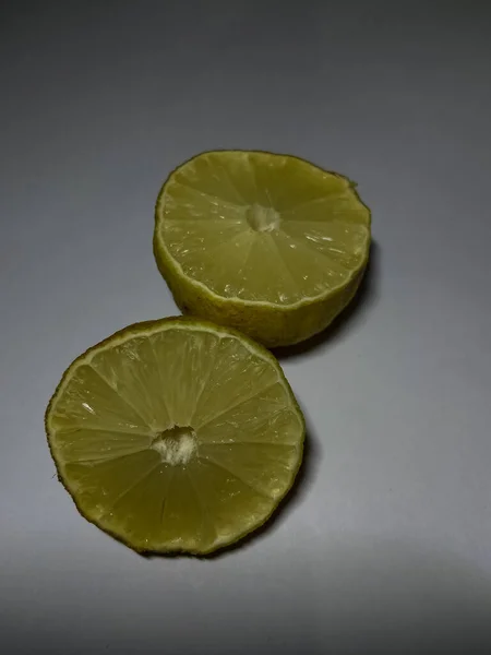 Свіжий Зелений Лимон Чорному Фоні — стокове фото