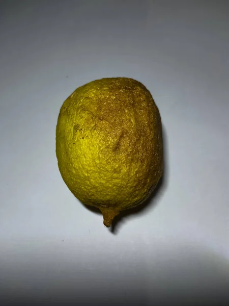 Погана Тенденція Їжі Розпечений Лимон Зморшкуватою Сухою Шкірою Грибком Ізольованому — стокове фото