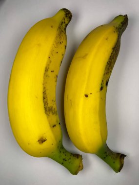 Beyaz arkaplanda sarı muz izole