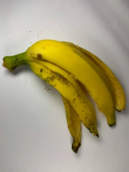 白地にバナナの皮 — ストック写真