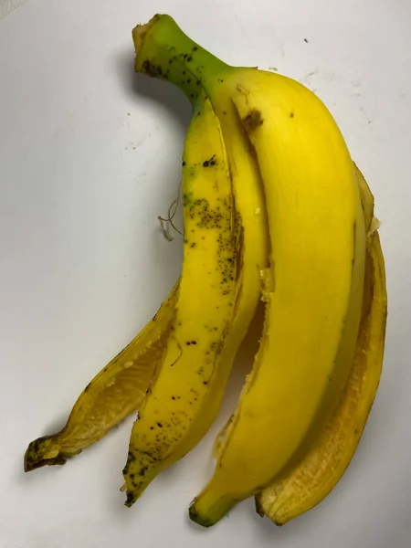 Banánhéj Fehér Alapon — Stock Fotó