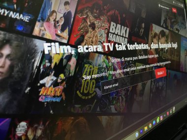 YOGYAKARTA, INDONESIA - 16 Ağustos 2023 bilgisayar ekranı ve birden fazla video yayını uygulaması