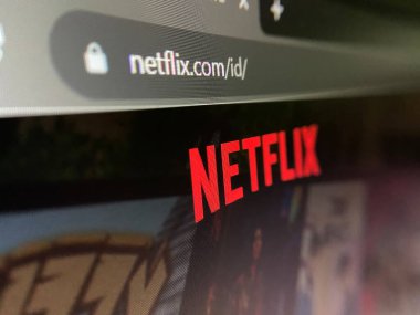 YOGYAKARTA, INDONESIA - 16 Ağustos 2023 bilgisayar ekranı ve birden fazla video yayını uygulaması