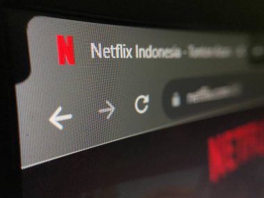 YOGYAKARTA, INDONESIA - 16 Ağustos 2023 bilgisayar ekranı ve birden fazla video yayını uygulaması