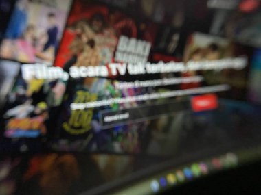 YOGYAKARTA, INDONESIA - 16 Ağustos 2023 bilgisayar ekranı ve birden fazla video yayını uygulaması