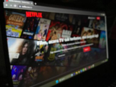 YOGYAKARTA, INDONESIA - 16 Ağustos 2023 bilgisayar ekranı ve birden fazla video yayını uygulaması