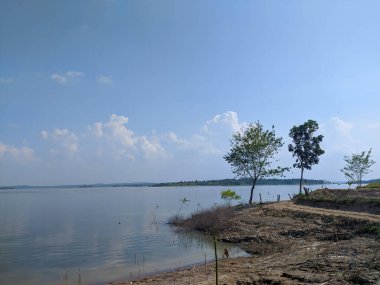 Gün boyunca güzel gölün fotoğrafı