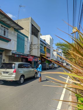Endonezya 'da. Surakarta 07 Aralık 2023 Endonezya 'nın Solo bölgesinde binalar ve sokaklar