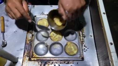 Tipik bir Endonezya sokak atıştırmalığı olan cilor yapma sürecinin 4k görüntüsü