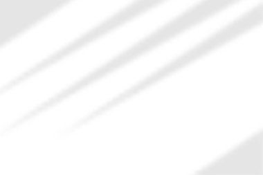 Gölge perdesi. Saydam arkaplanda izole edilmiş pencereden gelen ışık. Örtme etkisi. Jalousie gölgesi. Gölgeler duvara yansıyor. Tasarım modeli için perdelerden güneş ışığını yansıt. Yansıyan ışıklar