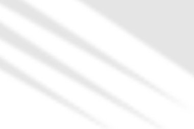 Gölge perdesi. Saydam arkaplanda izole edilmiş pencereden gelen ışık. Örtme etkisi. Jalousie gölgesi. Gölgeler duvara yansıyor. Tasarım modeli için perdelerden güneş ışığını yansıt. Yansıyan ışıklar