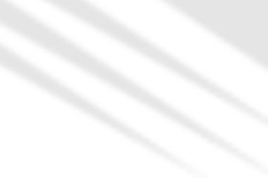 Gölge perdesi. Saydam arkaplanda izole edilmiş pencereden gelen ışık. Örtme etkisi. Jalousie gölgesi. Gölgeler duvara yansıyor. Tasarım modeli için perdelerden güneş ışığını yansıt. Yansıyan ışıklar