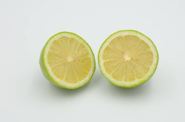 Yeşil limonun iki yarısı