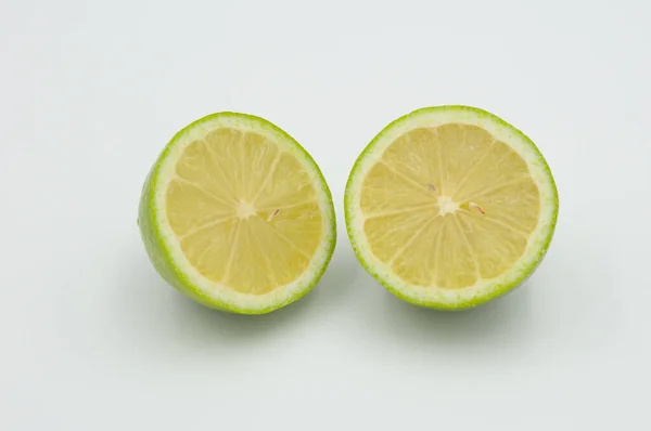 两半的绿色柠檬 — 图库照片